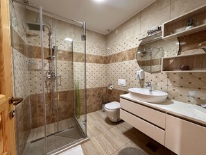 Traditional Double Room, 1 Queen Bed, Garden View 4.5 | 浴室 | 淋浴设施、免费洗浴用品、吹风机、毛巾
