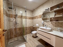 Traditional Double Room, 1 Queen Bed, Garden View 4.5 | Baño | Ducha, artículos de higiene personal gratuitos y secador de pelo