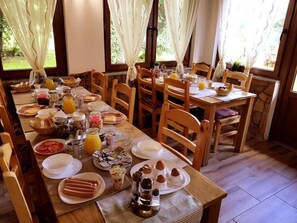 Desayuno buffet diario (EUR 12.50 por persona)