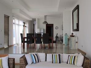 Villa, 4 chambres | Salle de séjour | Télévision à écran plat