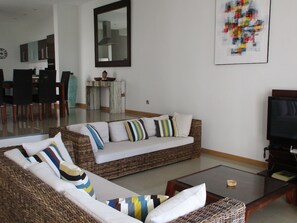 Villa, 4 habitaciones | Sala de estar | Televisión de pantalla plana 