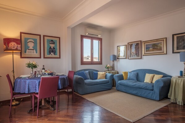 Apartment, 3 Schlafzimmer | Wohnbereich | Fernseher