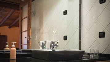 Dusche, Regendusche, kostenlose Toilettenartikel, Haartrockner