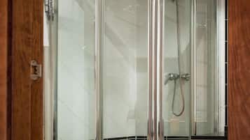 Habitación doble | Baño | Ducha y cabezal de ducha tipo lluvia