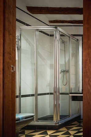 Doppelzimmer | Badezimmer | Dusche, Regendusche, kostenlose Toilettenartikel, Haartrockner