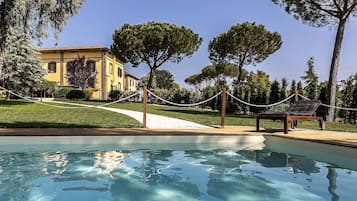 Piscina stagionale all'aperto, lettini