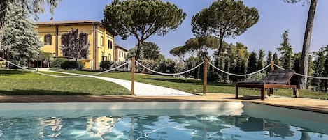 Piscina stagionale all'aperto, lettini