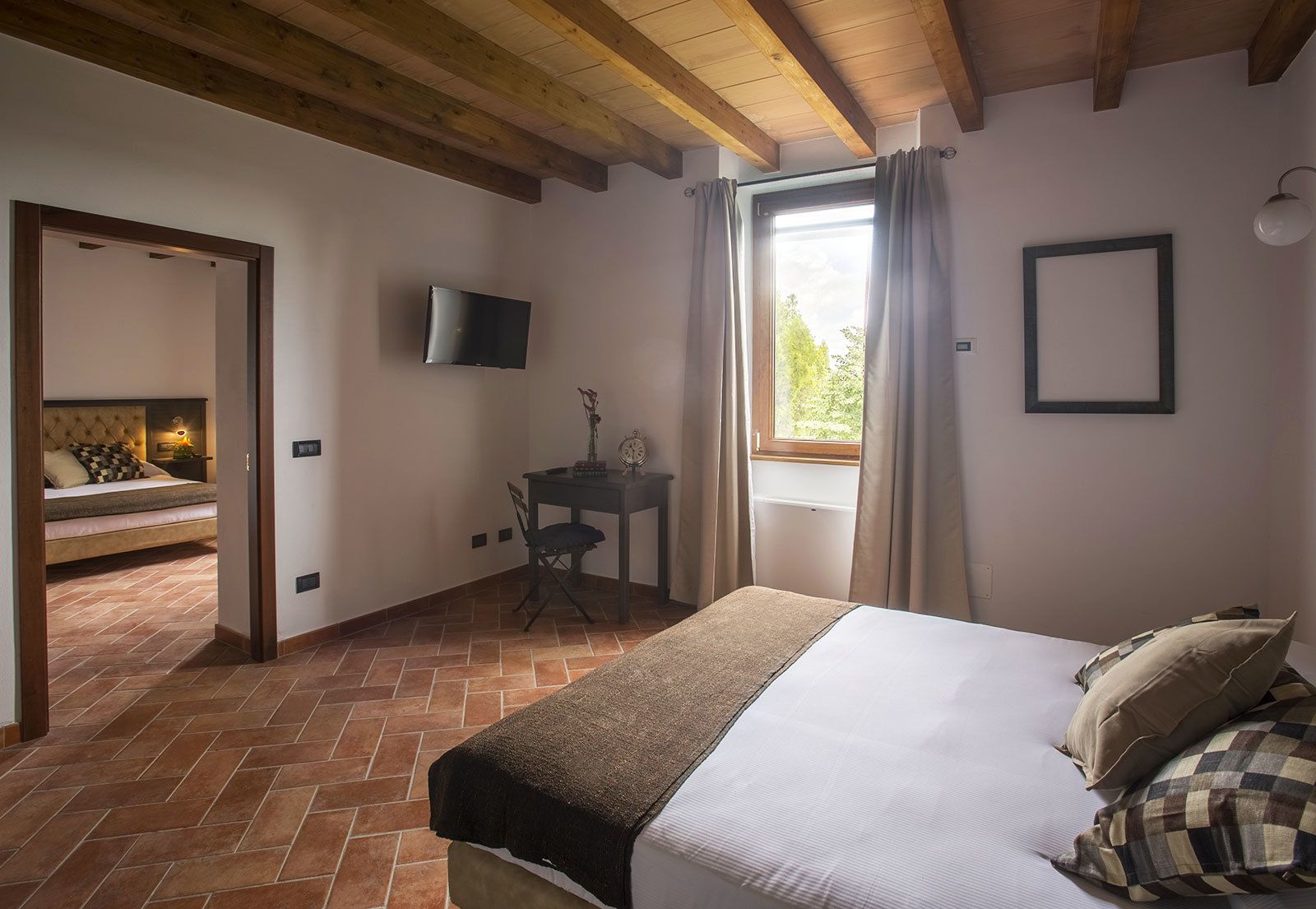 quadruple room | minibar, in-room safe, desk, cots/infant beds