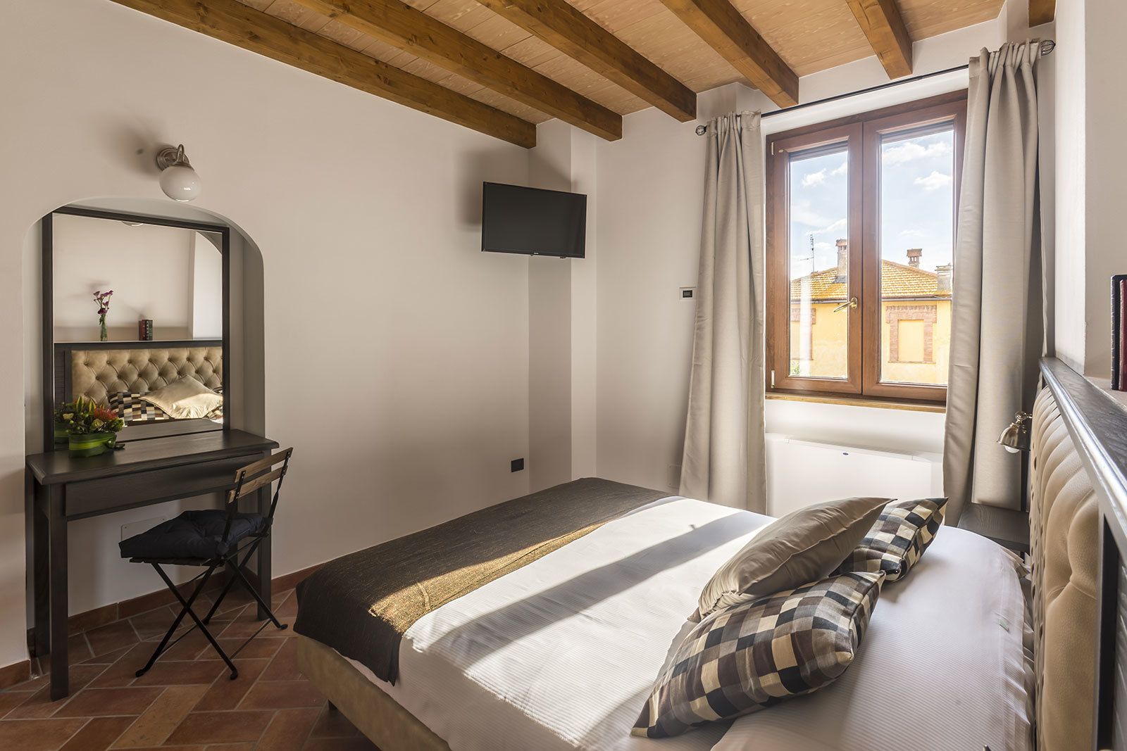 classic double room | minibar, in-room safe, desk, cots/infant beds