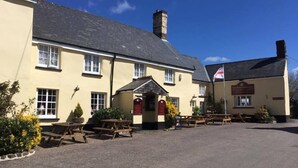Exterior - Half Moon Inn (Beaworthy)