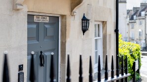 Fachada de edificio con una puerta que dice "The Lodge (Camden Crescent)".