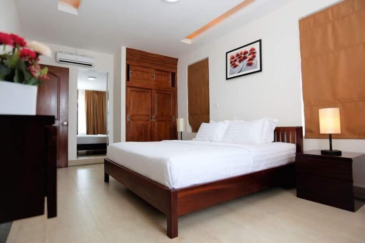 2 bedrooms, minibar, in-room safe, desk