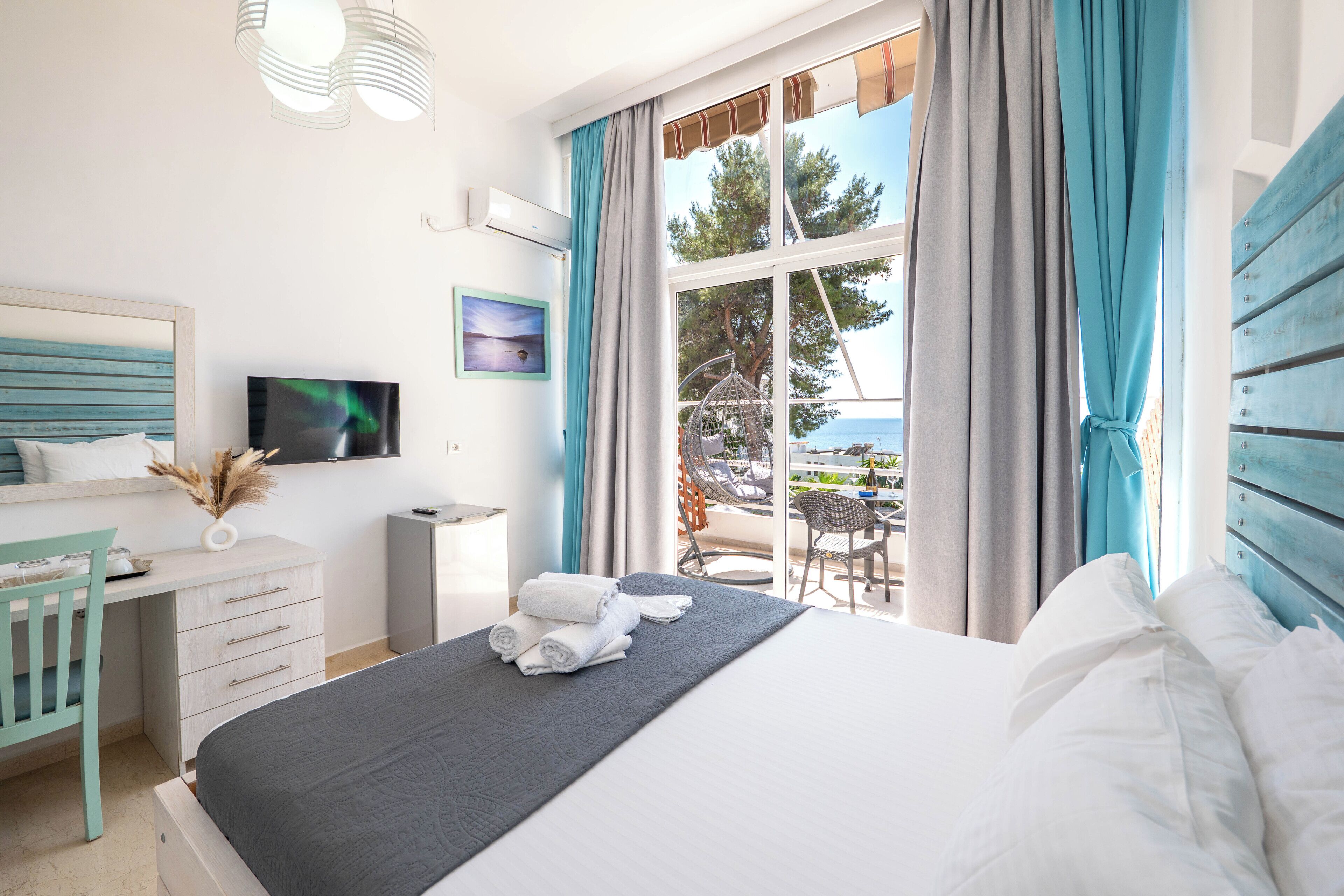 Junior suite, uitzicht op zee | Een bureau, een strijkplank/strijkijzer, gratis wifi, beddengoed