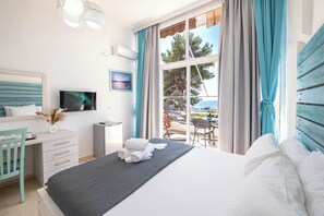 Escritorio, tabla de planchar con plancha, wifi gratis y ropa de cama 