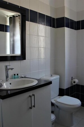 Kolmen hengen huone, näköala puutarhaan | Kylpyhuone | Suihku, syvä kylpyamme, ilmaiset hygieniatuotteet, hiustenkuivaaja