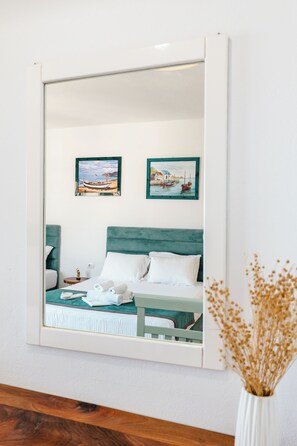Triple Room Seaview | Escritorio, tabla de planchar con plancha, wifi gratis y ropa de cama 
