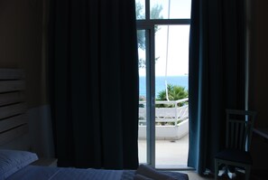 办公桌、熨斗/熨板、免费 WiFi、床单