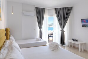 Triple Room Seaview | Skrivebord, strykejern/-brett, wi-fi (inkludert) og sengetøy