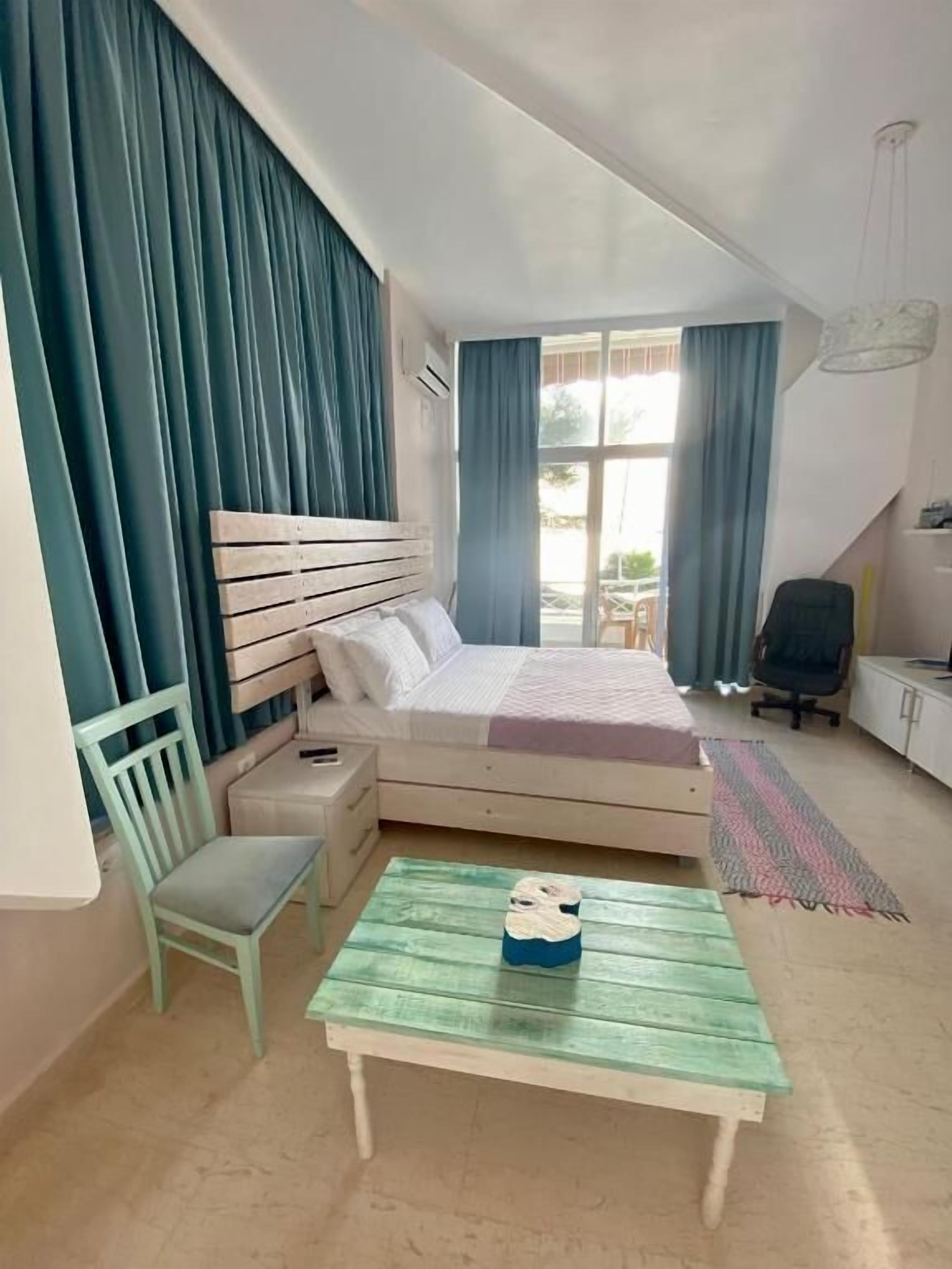 Suite – deluxe, sjøutsikt | Skrivebord, strykejern/-brett, wi-fi (inkludert) og sengetøy