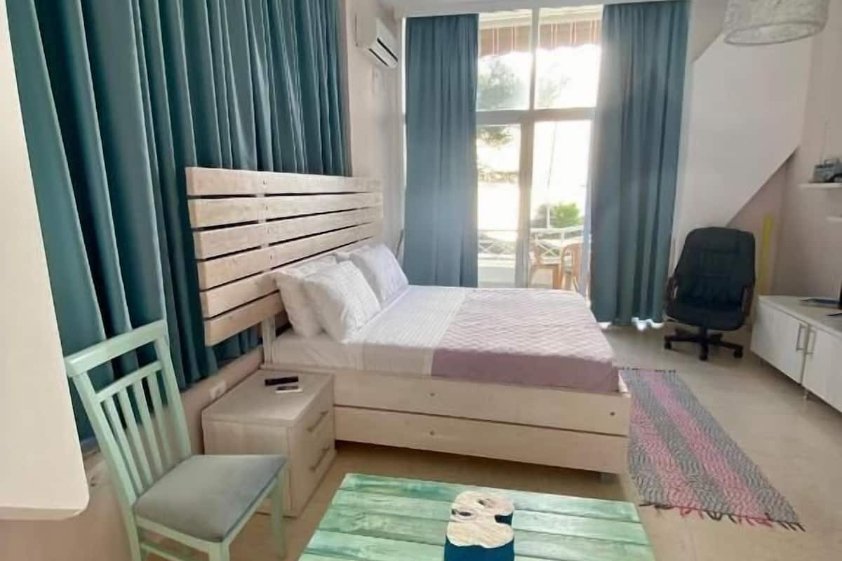 Deluxe Suite with Sea view | Desk, iron/ironing board, free WiFi, bed sheets