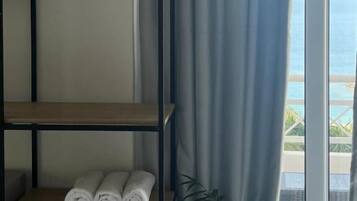 Double or Twin Room Seaview | Skrivebord, strykejern/-brett, wi-fi (inkludert) og sengetĂžy