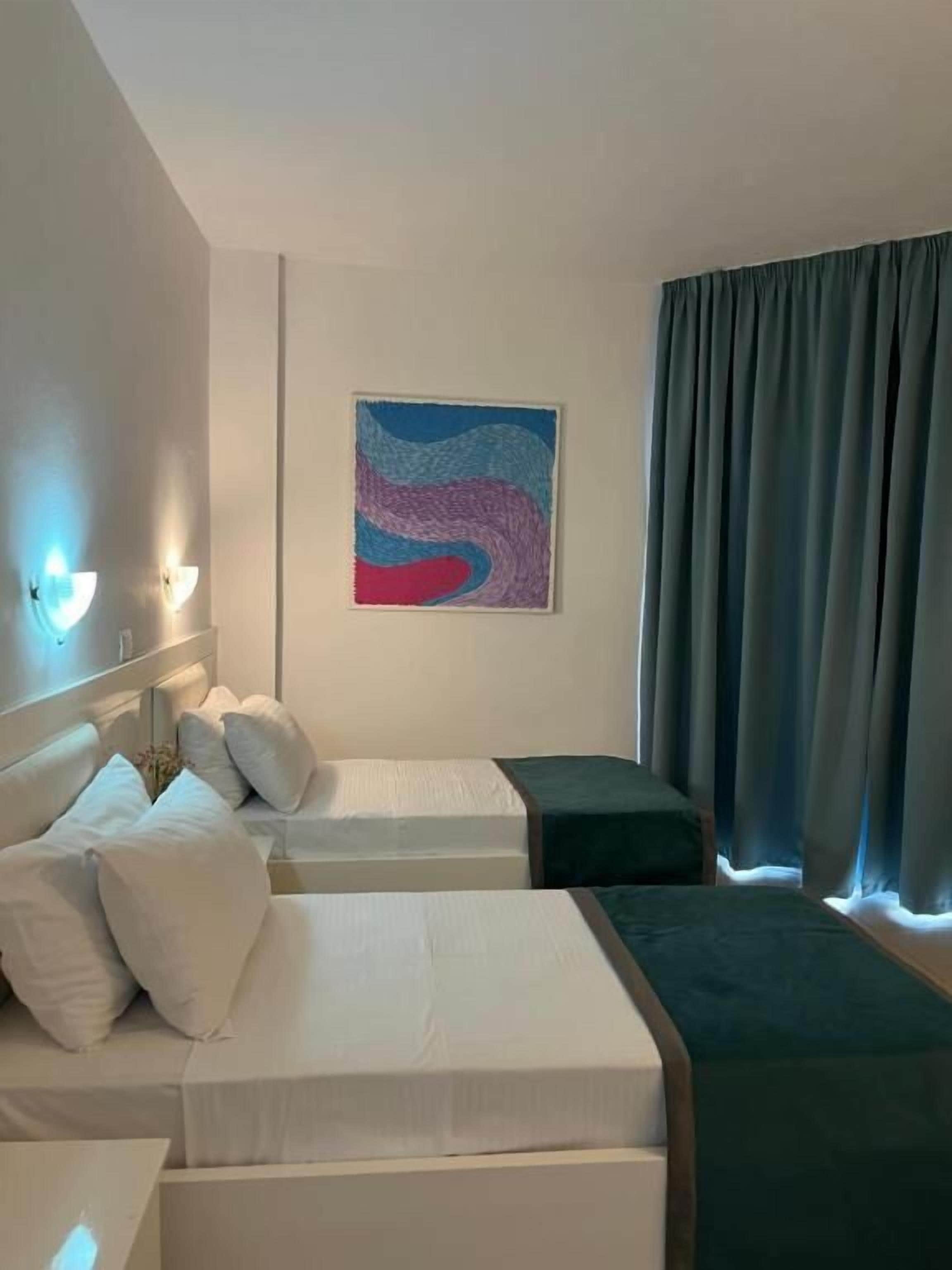 Tremannsrom, hageutsikt | Skrivebord, strykejern/-brett, wi-fi (inkludert) og sengetøy