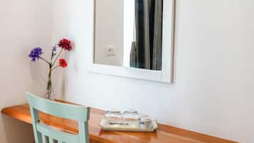 Deluxe-Doppelzimmer, Balkon, Meerblick | Schreibtisch, Bügeleisen/Bügelbrett, kostenloses WLAN, Bettwäsche