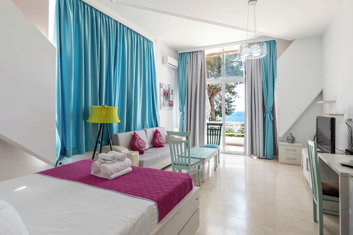 Escritorio, tabla de planchar con plancha, wifi gratis y ropa de cama
