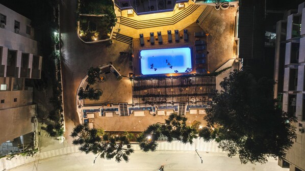 An aerial view of a hotel with a swimming pool, outdoor seating, and surrounding greenery. - Saranda Hotel (Sarandë)