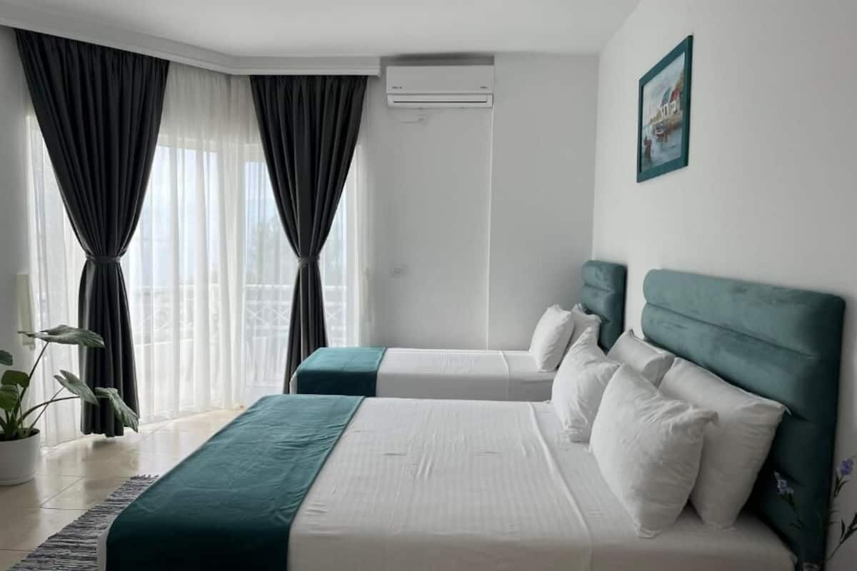 Triple Room with Sea View | Desk, iron/ironing board, free WiFi, bed sheets