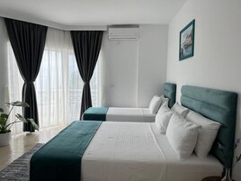 Triple Room Seaview | Escritorio, tabla de planchar con plancha, wifi gratis y ropa de cama