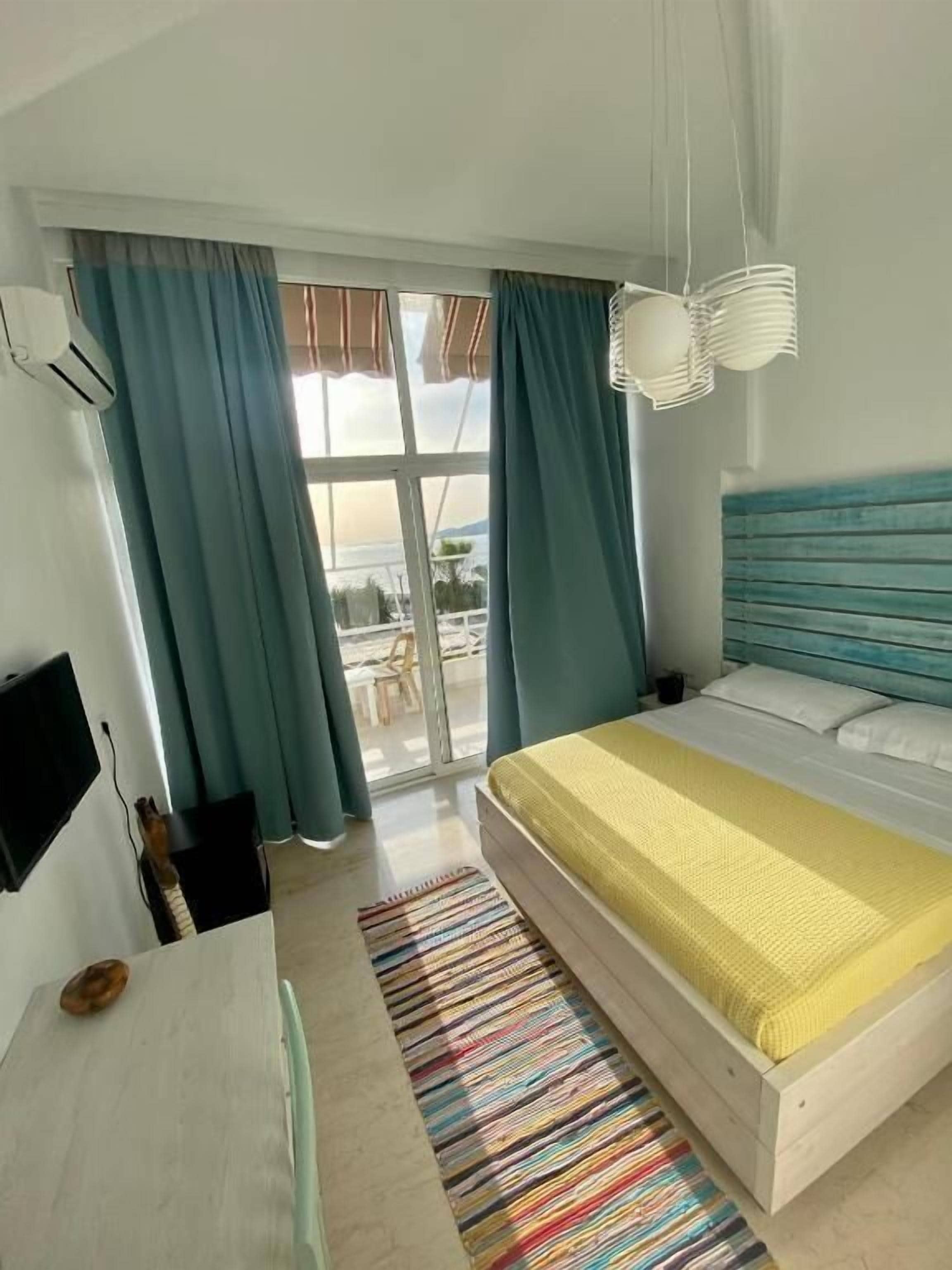 Suite – junior, sjøutsikt | Skrivebord, strykejern/-brett, wi-fi (inkludert) og sengetøy