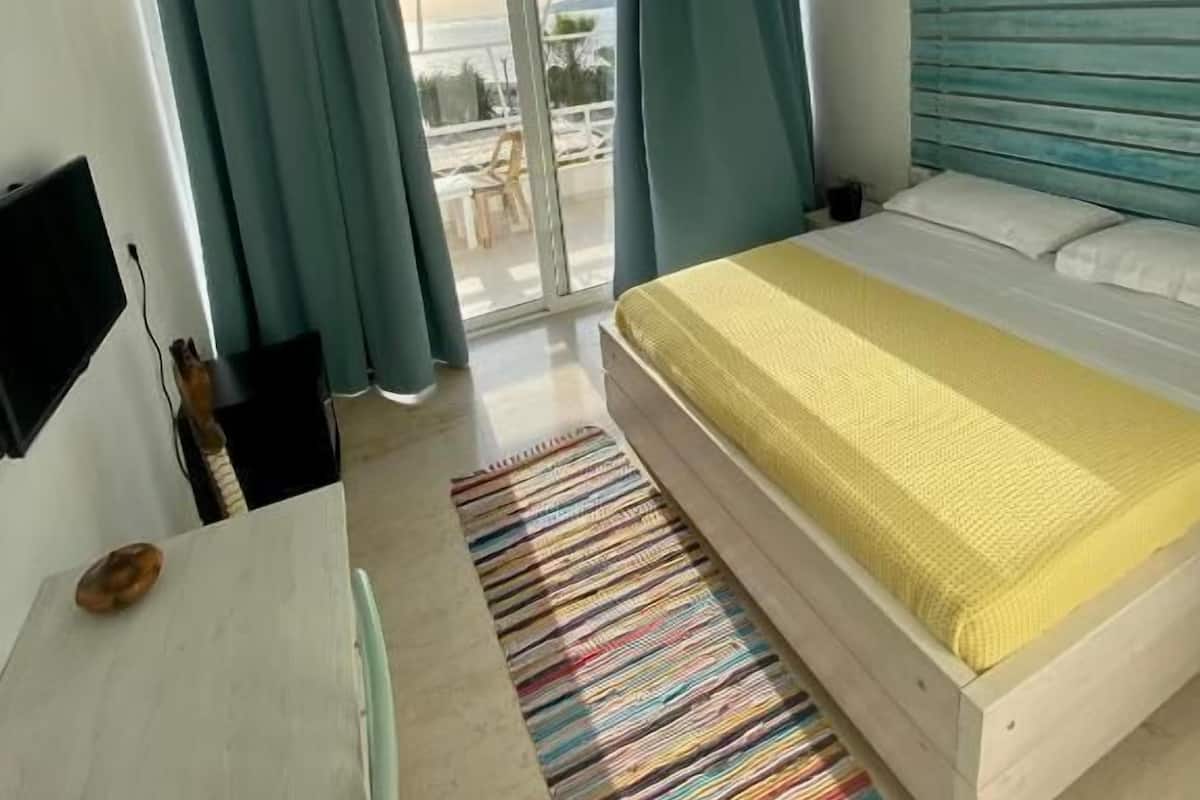 Junior Suite with Sea View | Desk, iron/ironing board, free WiFi, bed sheets
