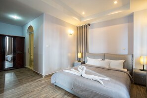 家庭套房, 3 間臥室, 河景 | 迷你吧、書桌、熨斗/熨衫板、免費 Wi-Fi