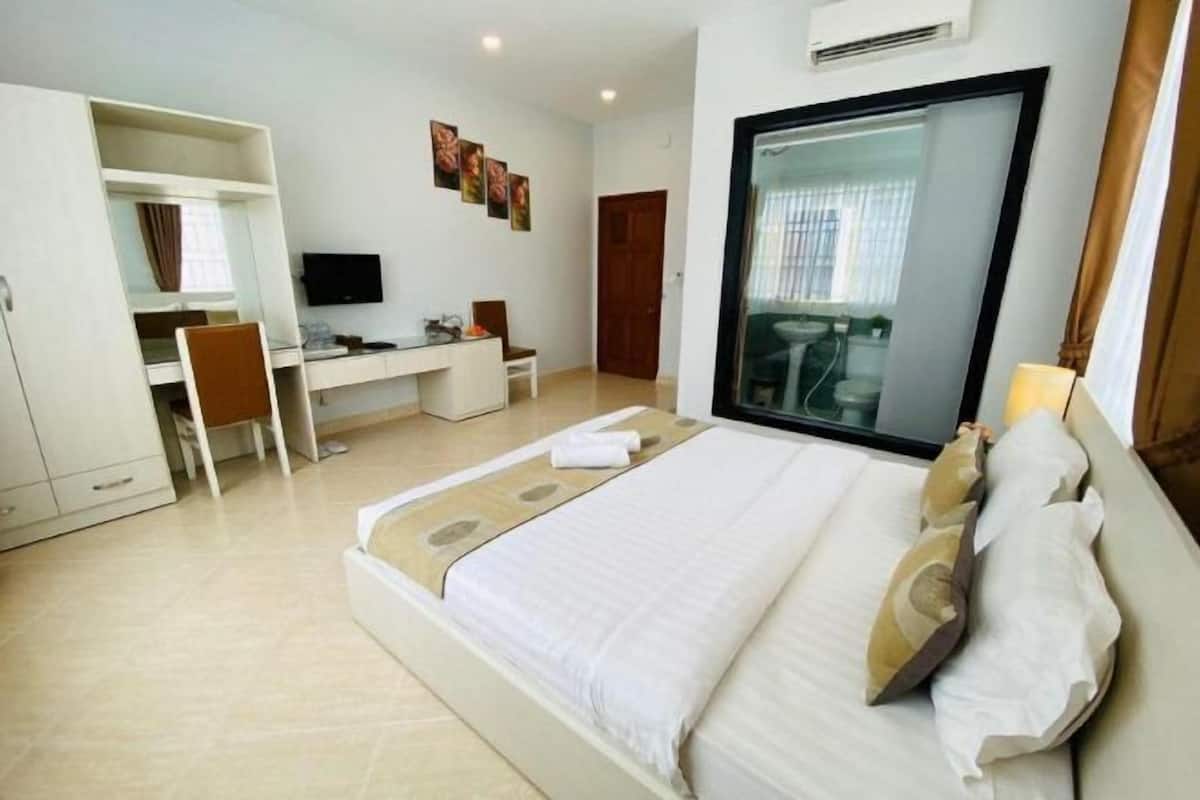 Minibar, desk, iron/ironing board, free WiFi