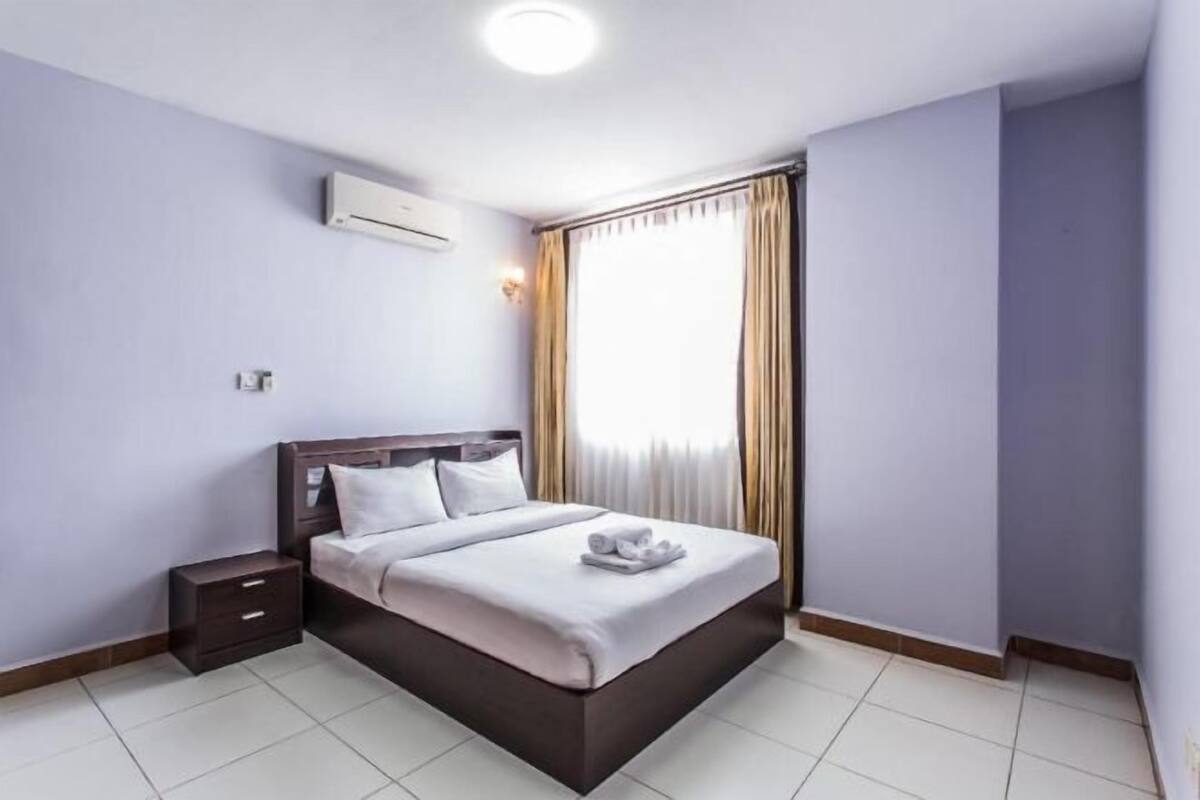 Minibar, desk, iron/ironing board, WiFi (free)