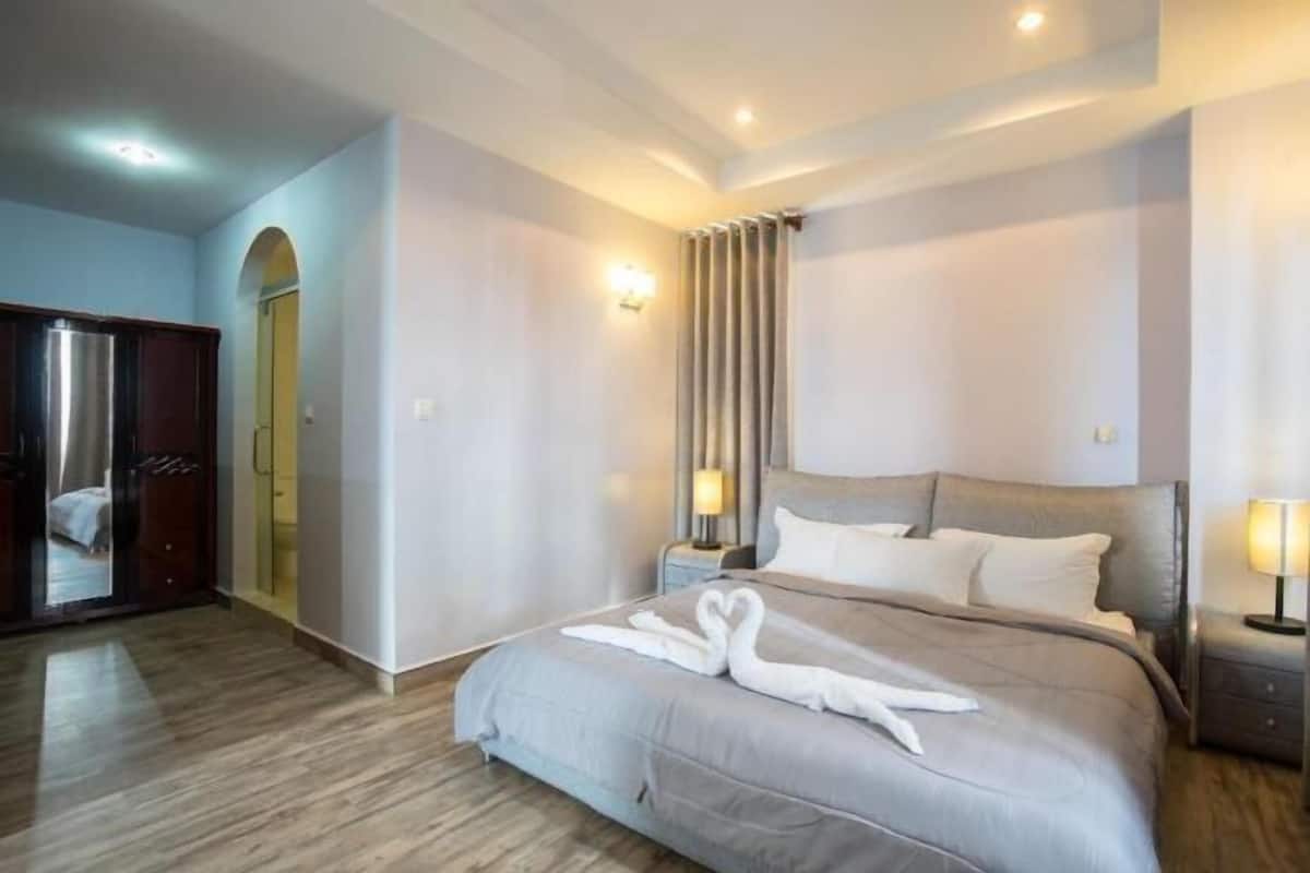 Minibar, desk, iron/ironing board, free WiFi