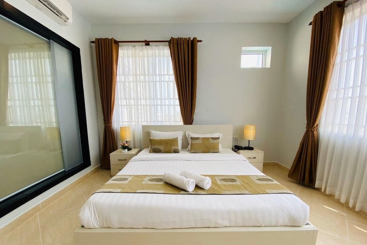 Standard Double Room, 1 King Bed | Minibar, desk, iron/ironing board, free WiFi