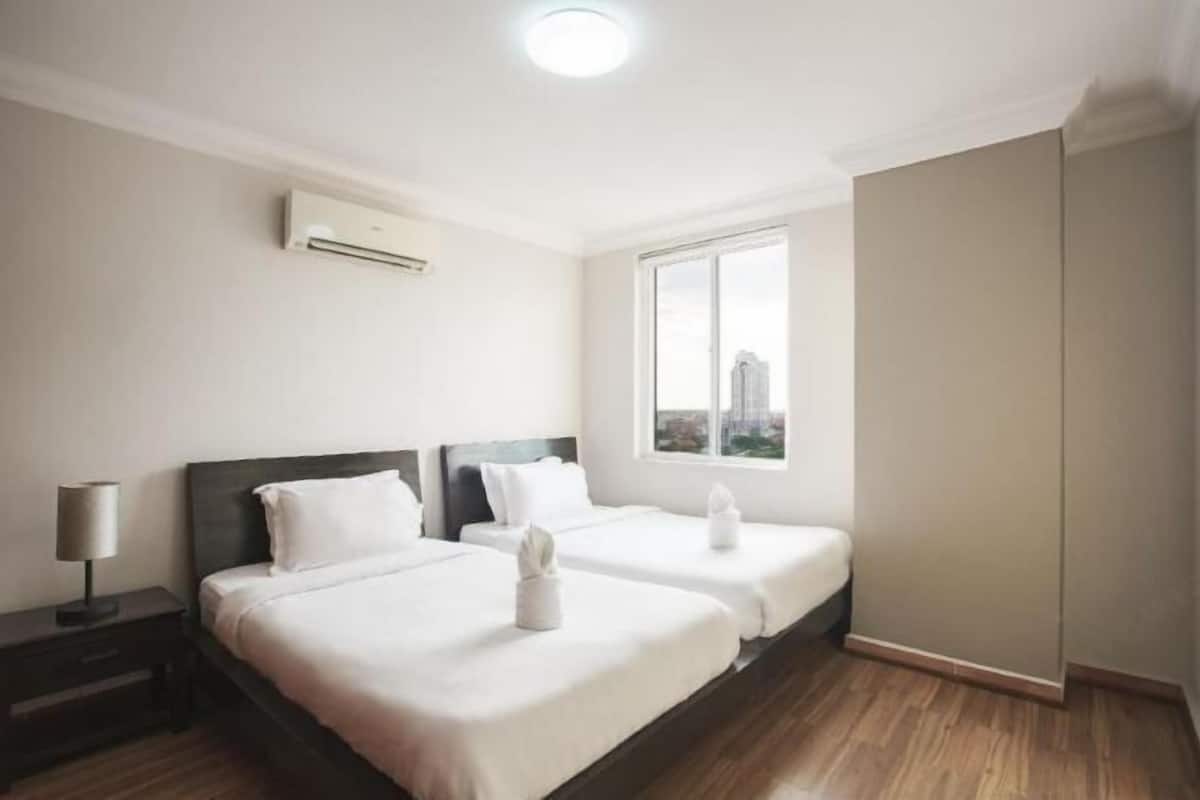 Minibar, desk, iron/ironing board, WiFi (free)