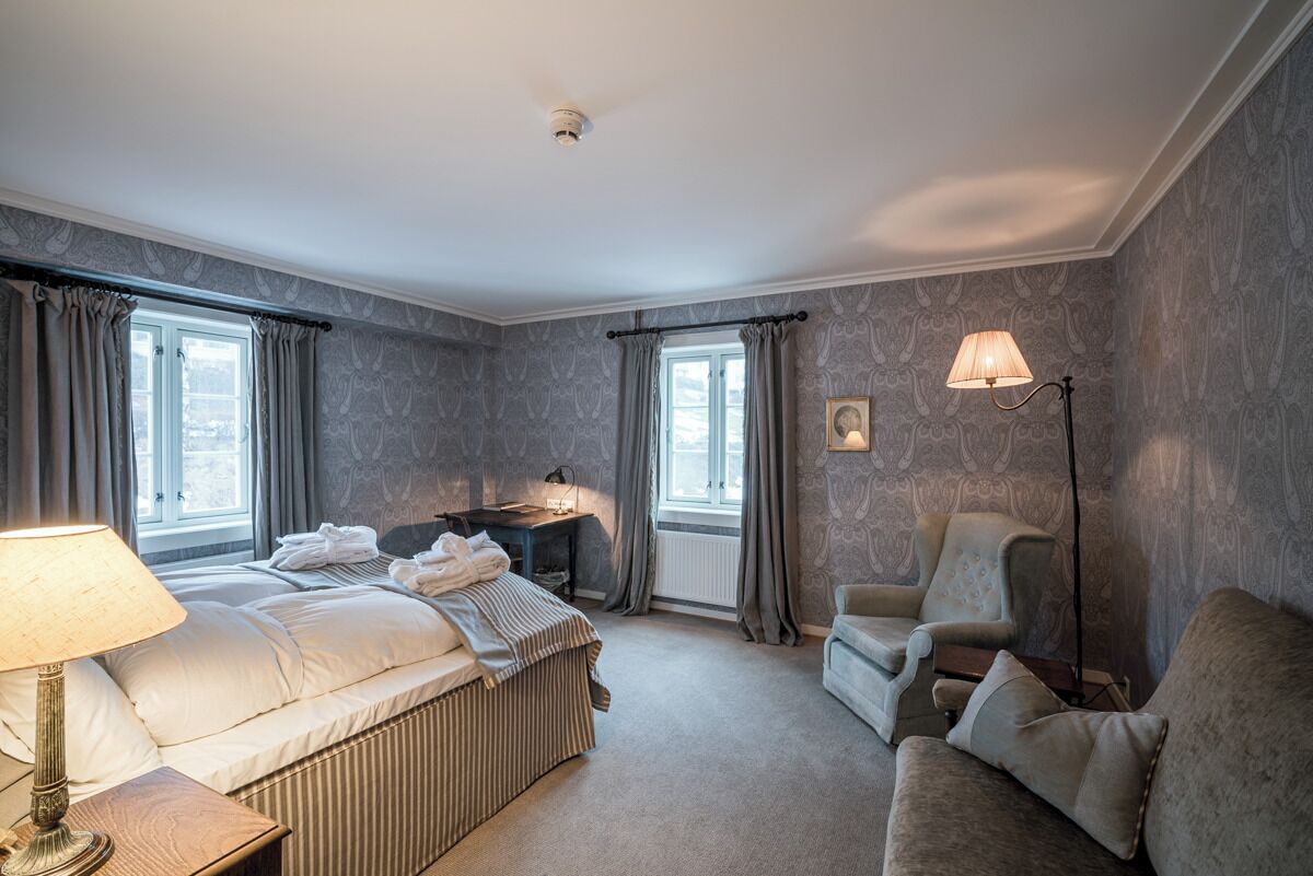 Tweepersoonskamer | Donsdekens, pillowtop-bedden, een bureau, verduisterende gordijnen