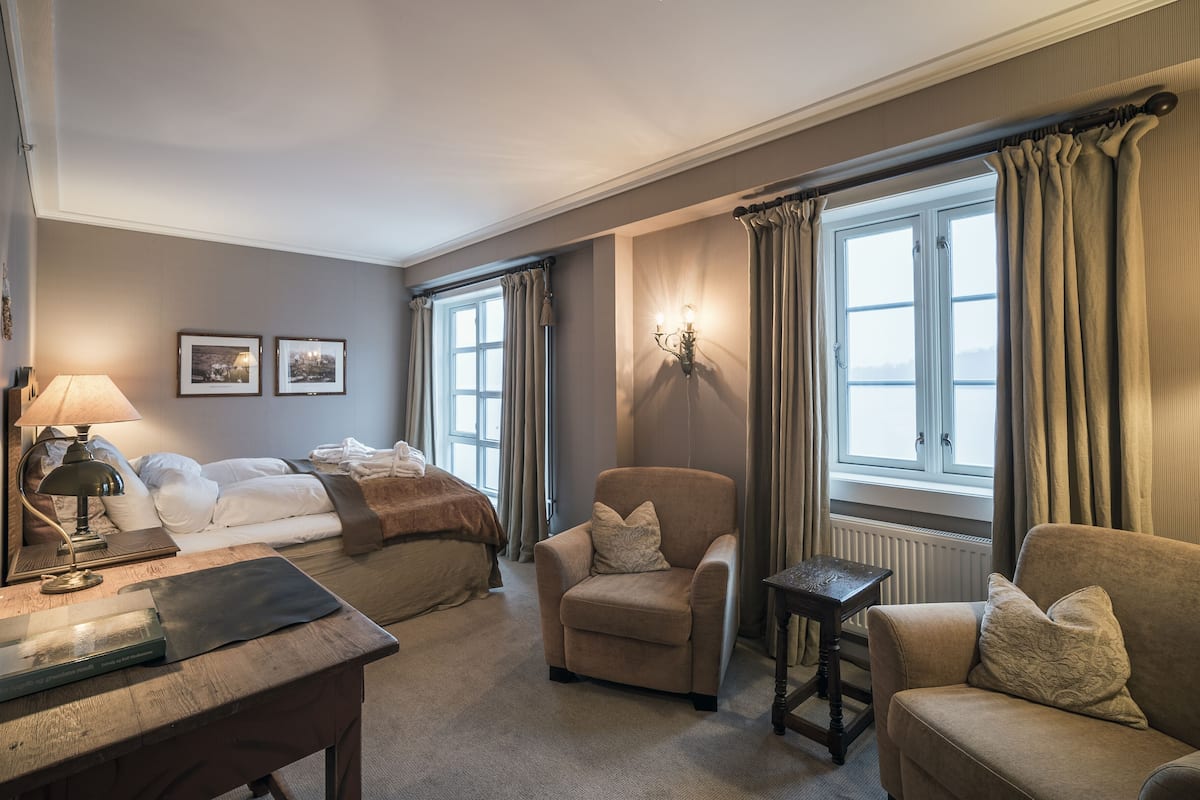 1 bedroom, down duvets, pillow-top beds, desk