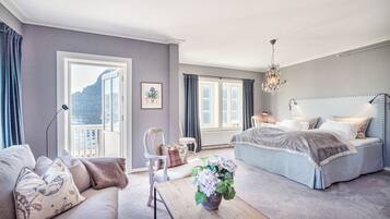 Junior-Suite, Balkon, Meerblick | 1 Schlafzimmer, Daunenbettdecken, Pillowtop-Betten, Schreibtisch