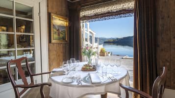 Serveert lunch, diner, lokale en internationale gerechten, zeezicht