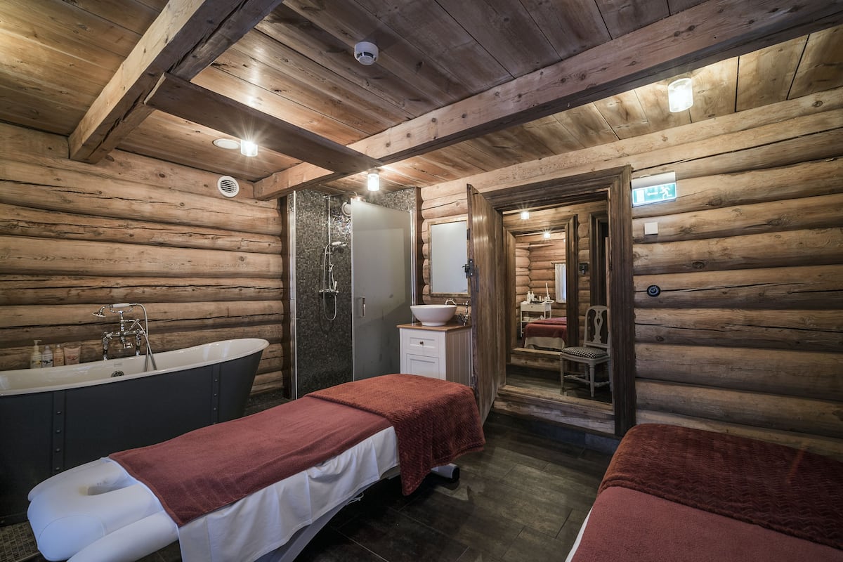couples treatment room(s), sauna, steam room, deep-tissue massages