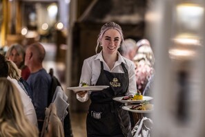 Déjeuner et dîner servis sur place