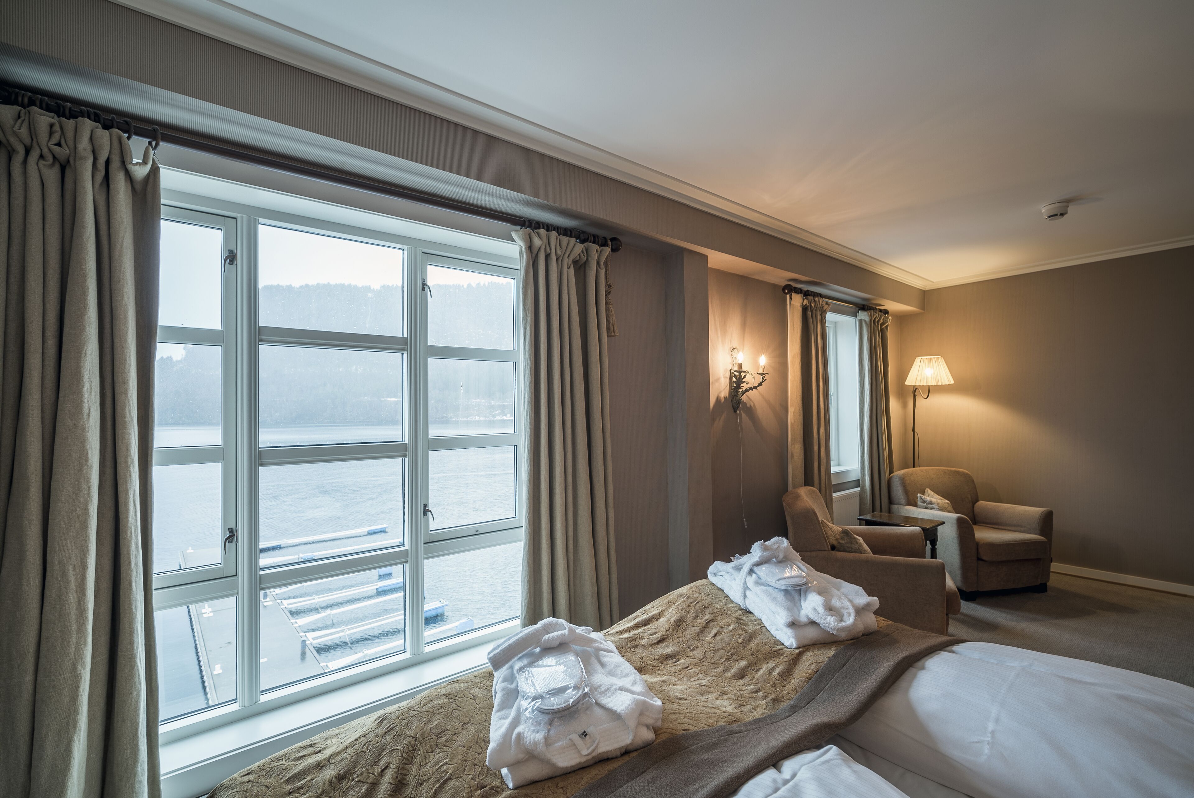 1 bedroom, down duvets, pillow-top beds, desk