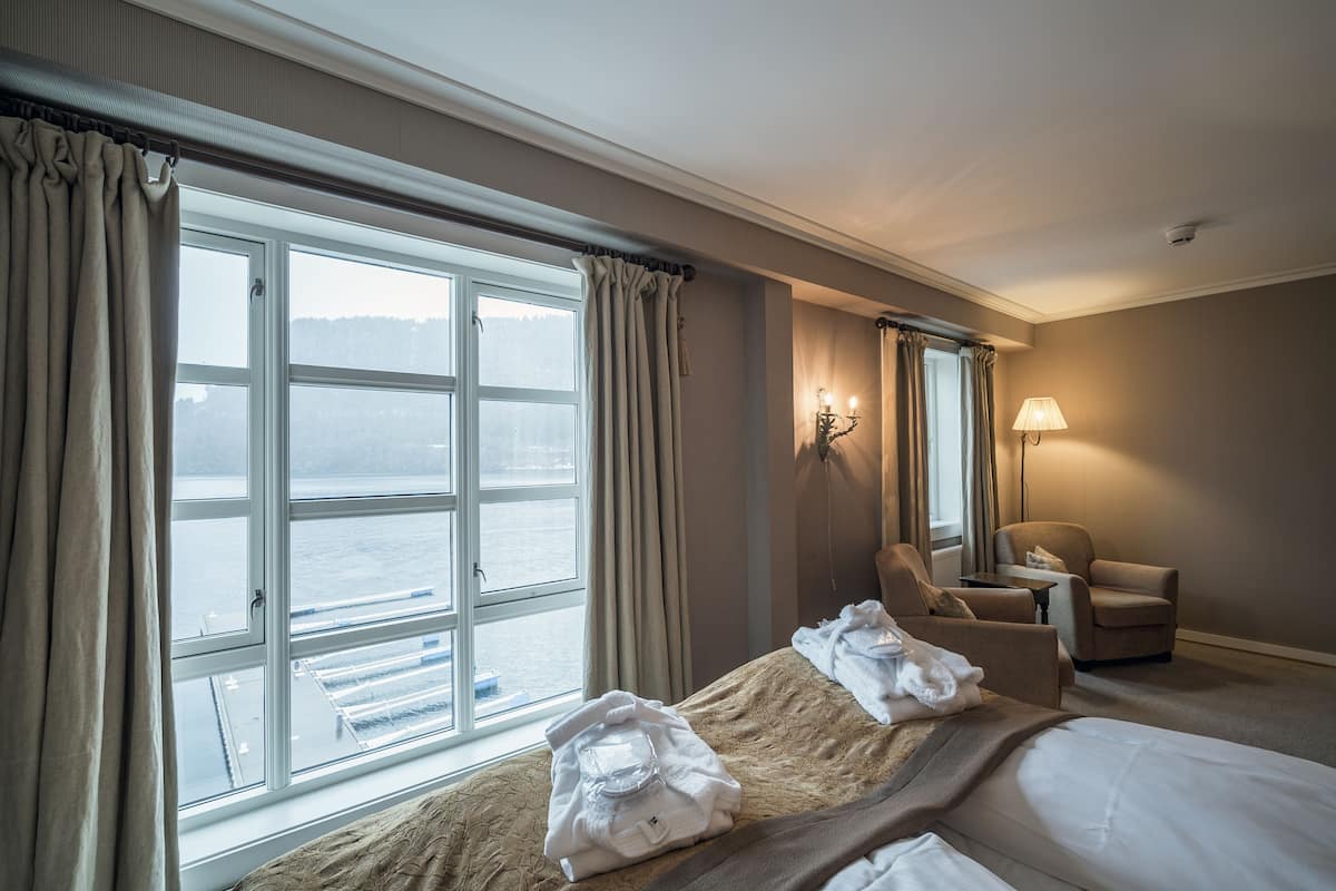 1 bedroom, down duvets, pillow-top beds, desk