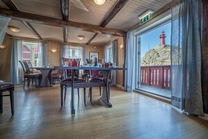 Lunch and dinner served