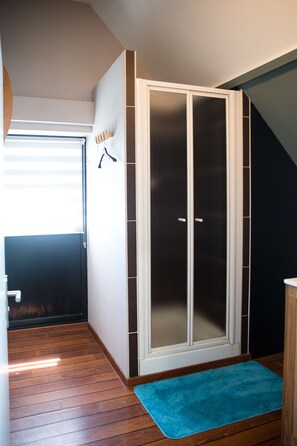 Suite (Grand Nord) | Baño | Amenidades de baño gratuitas, secadora de cabello, toallas 