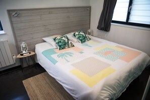 Premium bedding, individually decorated, individually furnished, desk - A La Ferme City Break & Spa (Wattrelos)